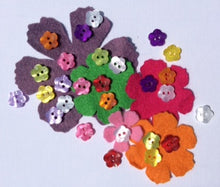 Load image into Gallery viewer, 14-04078 Pearl Flower Button - 18L - x 10