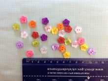 Load image into Gallery viewer, 14-04078 Pearl Flower Button - 18L - x 10