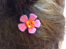 Load image into Gallery viewer, 14-04078 Pearl Flower Button - 18L - x 10