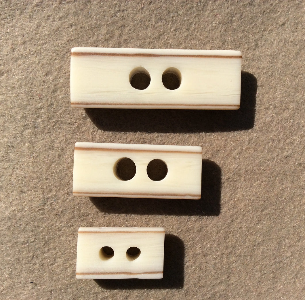 14-04074  A  Cream Wood Effect Toggle Button - 40mm length