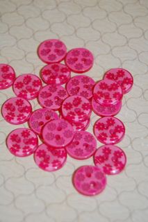 40-50612 Lasered Daisy Button - 20L - Hot Pink x 10