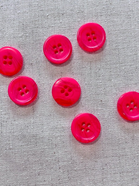 02 2404 End of line Pink Horn Button 28L x 7