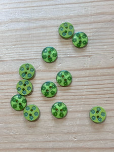 02-2628 End of Line Lasered Daisy Button - 20L - Green x 5