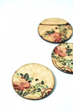 Load image into Gallery viewer, 70-1046A - 64L (40mm) Pretty Floral Coconut Button x 1
