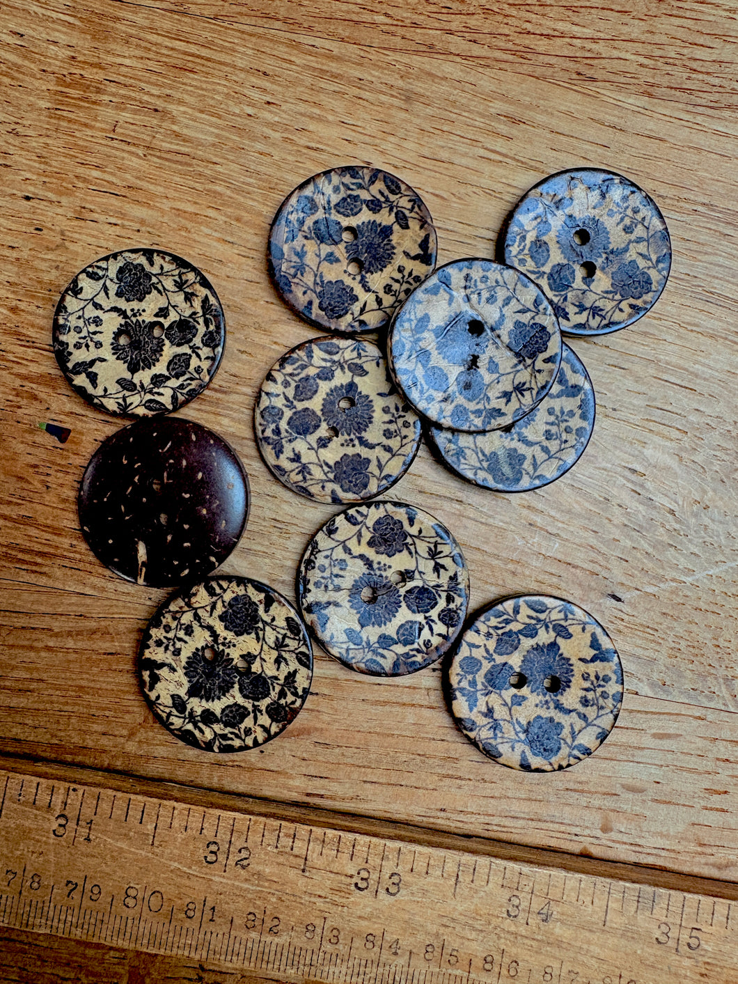 63-A3261 - 48L (30mm) Black Damask Coconut Button x 1