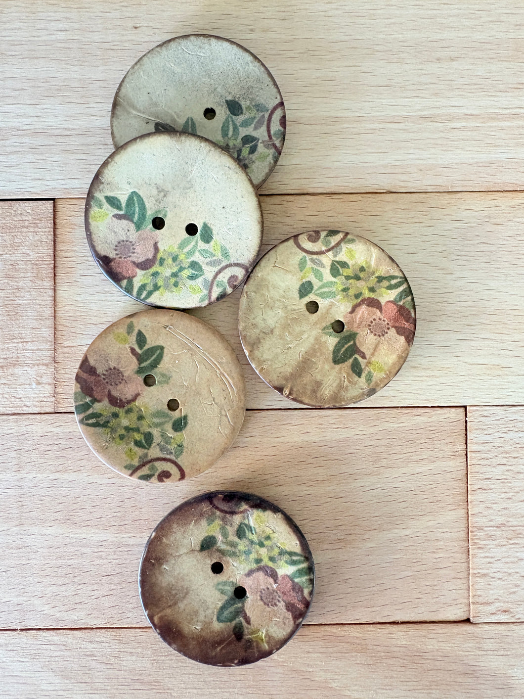 70-1046A - 64L (40mm) Pretty Floral Coconut Button x 1