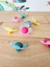 Load image into Gallery viewer, 63-83759 40L (25mm) Daisy Shank Button x 1
