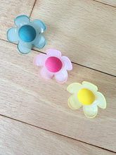 Load image into Gallery viewer, 63-83759 40L (25mm) Daisy Shank Button x 1
