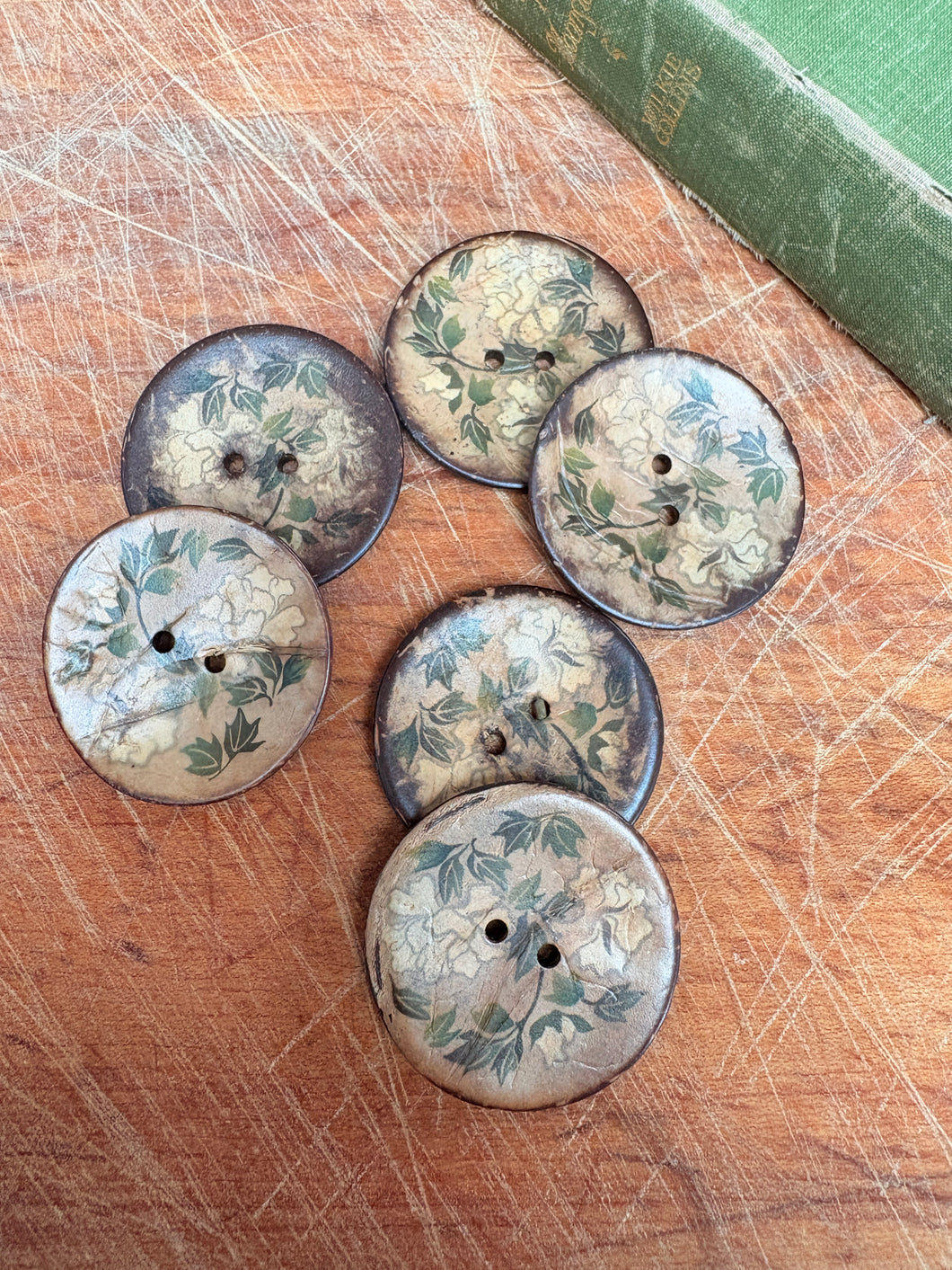 63-A5531 - 64L (40mm) Light Blooms Floral Coconut Button x 1
