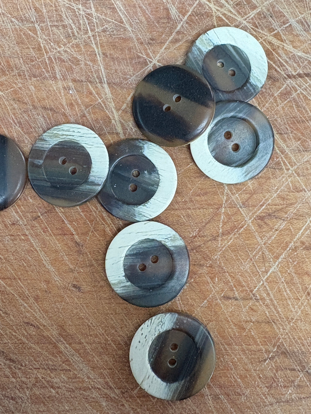 16-0506 Brown and Cream Button - 40L