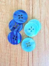 Load image into Gallery viewer, 40-51899 Petal Hole Button - 40L - Various
