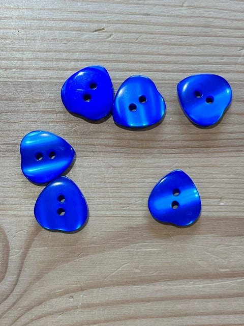 23-3014  Blue pearl heart button 26L x 5