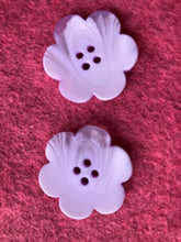 Load image into Gallery viewer, 03-2121 Horn Effect  Flower  Button - 44L - Lilac
