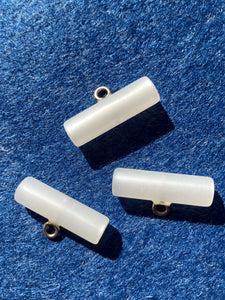 03-2135 White Pearlised Toggle Button - 20mm length