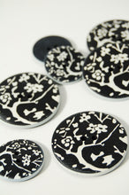 Load image into Gallery viewer, 07-HZ 6881 Black and White Willow Pattern Button - 36L
