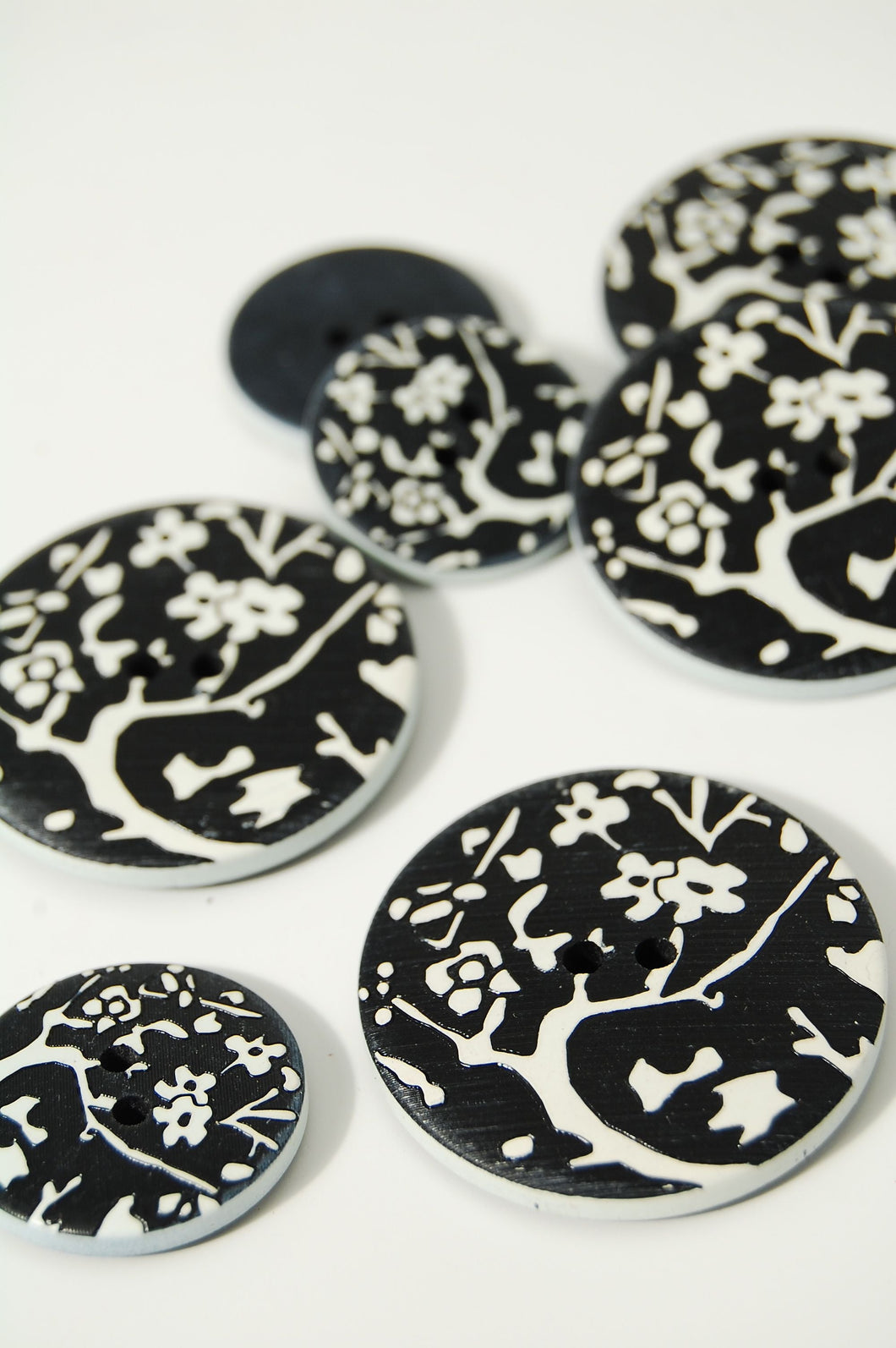 07-HZ 6881 Black and White Willow Pattern Button - 36L