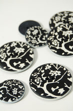 Load image into Gallery viewer, 07-HZ 6881 Black and White Willow Pattern Button - 54L
