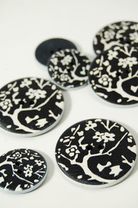 07-HZ 6881 Black and White Willow Pattern Button - 54L