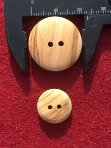 08-M220 Olive Wood Smartie Button - Defined Grain - 36L - ECO!
