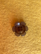 Load image into Gallery viewer, 40-12933 Pearl Flower Button - 28L
