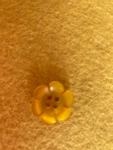 Load image into Gallery viewer, 40-12933 Pearl Flower Button - 28L
