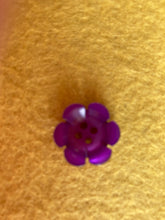 Load image into Gallery viewer, 40-12933 Pearl Flower Button - 28L
