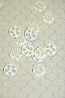 40-50612 Lasered Daisy Button - 20L - White